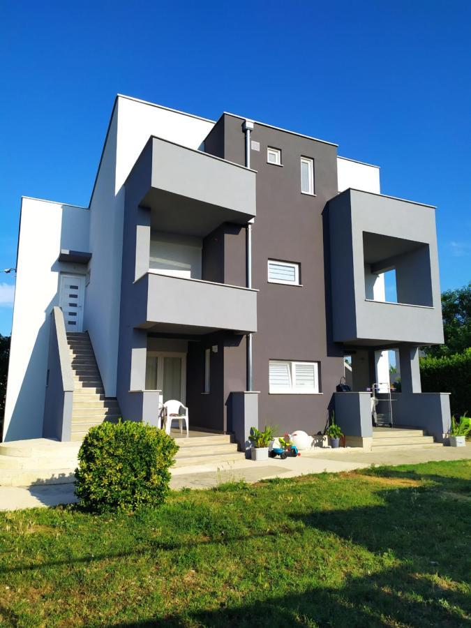 Apartmani Mira 닌 외부 사진